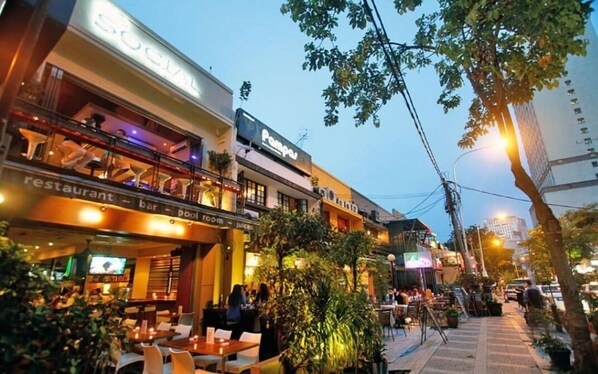 Outdoor dining - Cool and Cozy Home by Seri Bukit Ceylon Residency (Kuala Lumpur)