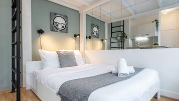 Bureau, fer et planche à repasser, accès Internet, draps fournis