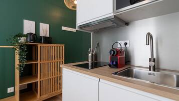 Refrigerador, microondas, cafetera y tetera y tostadora