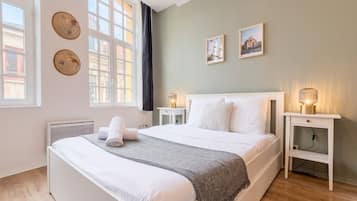 Skrivbord, strykjÀrn/strykbrÀda, internet och sÀngklÀder