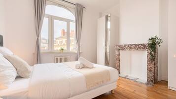 2 bedrooms, iron/ironing board, internet, bed sheets