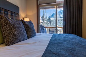 2 soverom, skrivebord, strykejern/-brett og reiseseng for barn