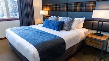 2 bedrooms, desk, iron/ironing board, travel crib