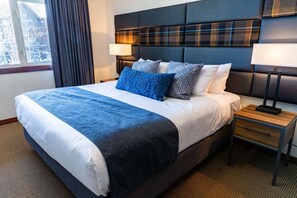 2 soverom, skrivebord, strykejern/-brett og reiseseng for barn