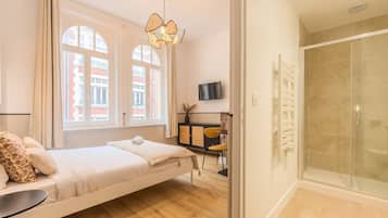 5 bedrooms, desk, iron/ironing board, internet