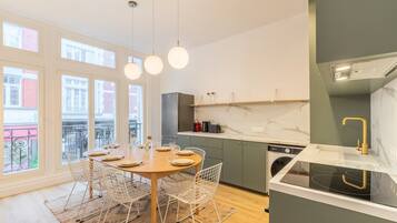 Réfrigérateur, micro-ondes, four, lave-vaisselle