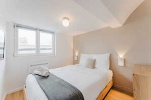 1 bedroom, desk, internet, bed sheets