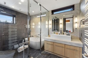 Luxury Villa | Bathroom - Rusutsu Chalet Altair 8 (Rusutsu)