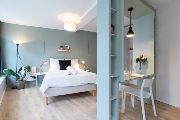 Iron/ironing board, Internet, bed sheets - Lille Hypercentre /Train station -Superb studio (Lille)