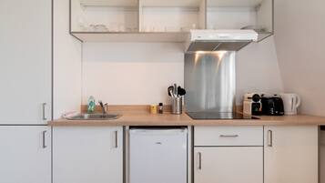 Een koelkast, een microgolfoven, een kookplaat