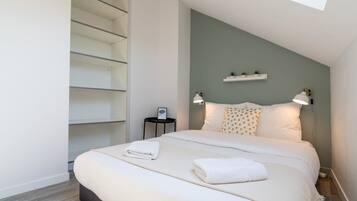 1 sovrum, internet och sÀngklÀder