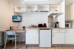 Een koelkast, een magnetron, een koffiezetapparaat/waterkoker