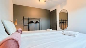 3 slaapkamers, een strijkplank/strijkijzer, internet, beddengoed