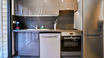 Een koelkast, een oven, een vaatwasser, een koffiezetapparaat/waterkoker