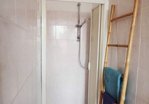 Dusche, Haartrockner, Bidet, Handtücher