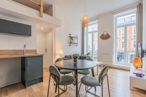 Dining - 1 bedroom apartment near Catholic University (Lille)