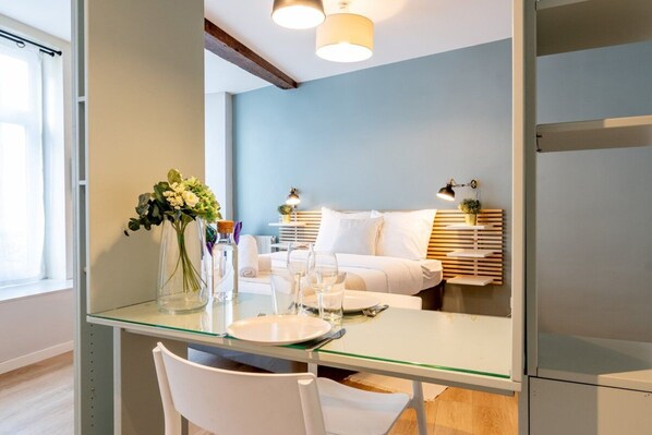 Escritorio, internet y ropa de cama