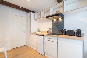 Refrigerador, microondas, parrilla de estufa y cafetera y tetera