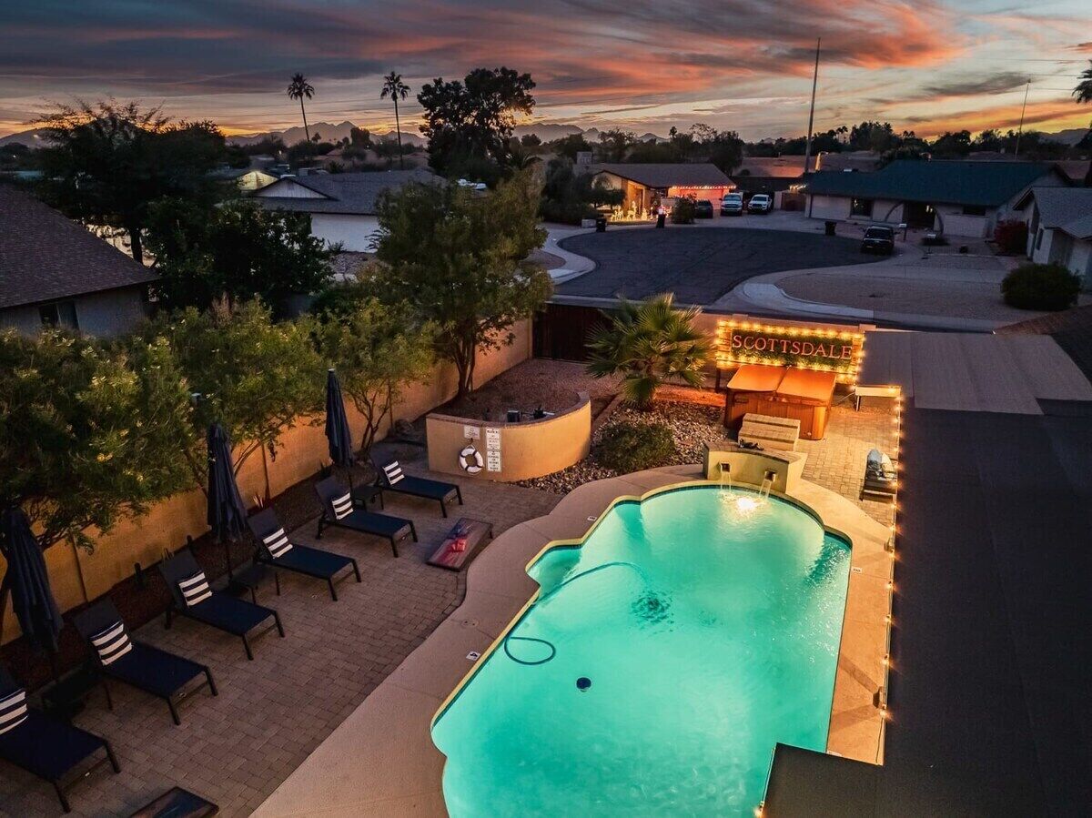 Pool, Hot tub, Putting Green, Fire pit, Game Room!