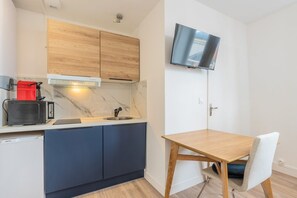 Kjøleskap, mikrobølgeovn, ovn og kaffetrakter/tekoker