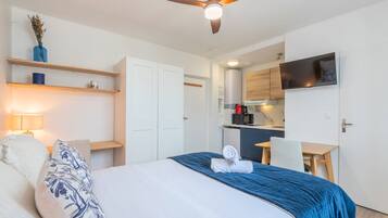 Een bureau, internet, beddengoed