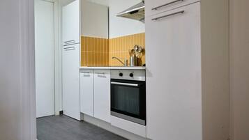 Fridge, microwave, oven, coffee/tea maker