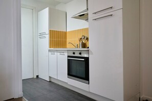 Fridge, microwave, oven, coffee/tea maker