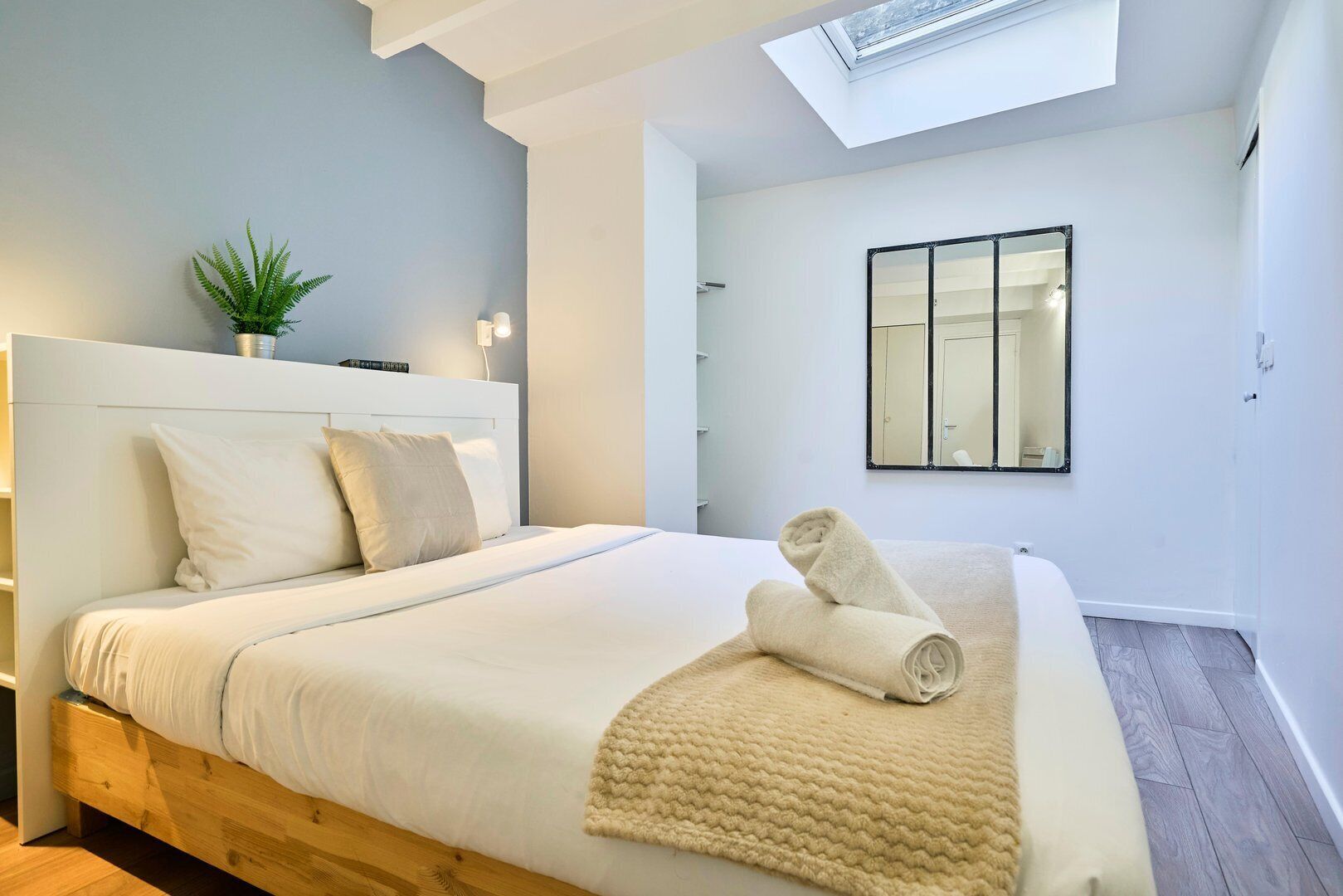 1 chambre, bureau, fer et planche à repasser, accès Internet