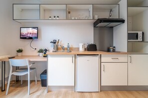 Fridge, microwave, oven, stovetop - Lille Centre - Nice and functional studio (Lille)