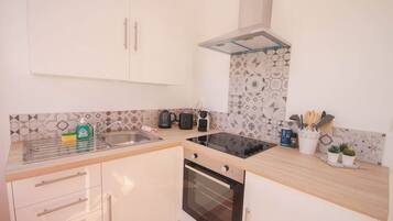 Réfrigérateur, micro-ondes, four, cafetiÚre/bouilloire