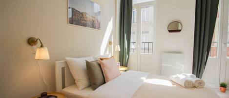 Escrivaninha, acesso à internet, roupa de cama