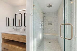 Douche, séchoir à cheveux, serviettes fournies