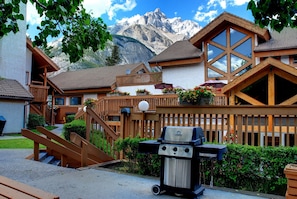 Property grounds - Bright & Spacious for 8 | Access to 2 hot tubs! (Banff)