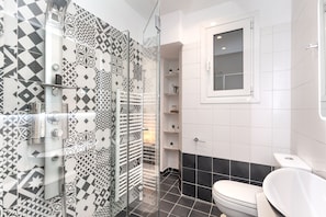 Appartement supérieur | Salle de bain | Douche, séchoir à cheveux, serviettes fournies, savon