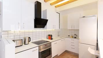 Superior Apartment | Private kitchen | Fridge, oven, stovetop, dishwasher