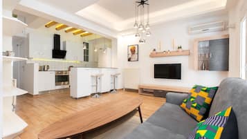 슈피리어 아파트 | 거실 공간 | 케이블 채널 시청이 가능한 43인치 스마트 TV