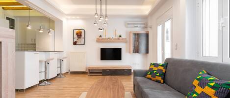 Appartement supérieur | Aire de séjour | Téléviseur connecté de 43 po avec télévision par cùble