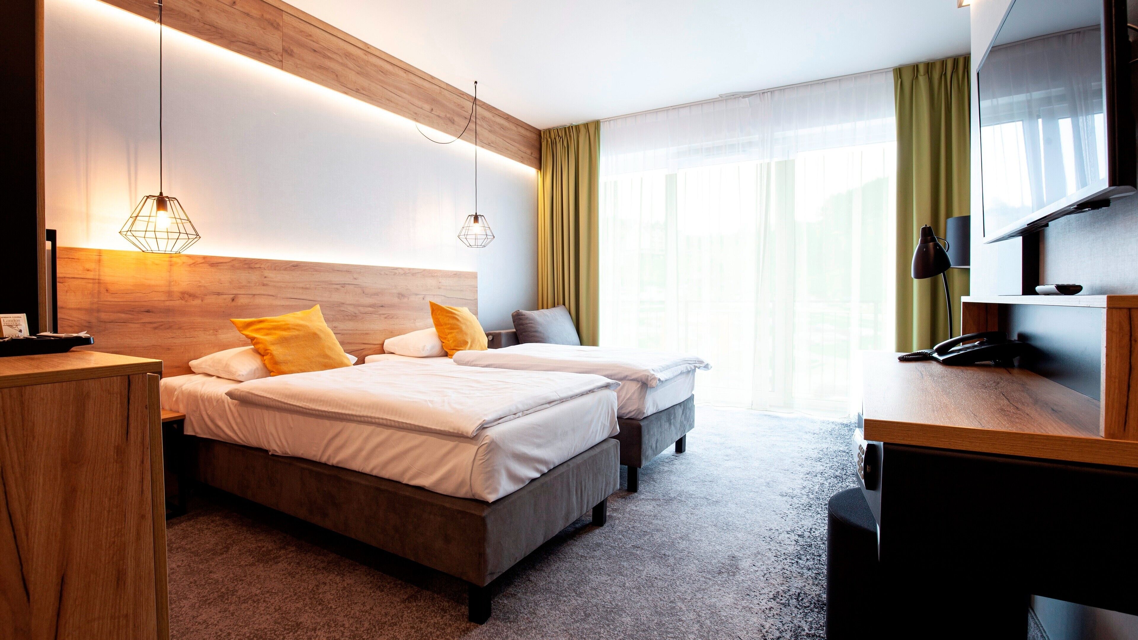 Room (301) | Desk, free WiFi, bed sheets