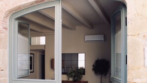 Un edificio de piedra con una puerta azul claro que da paso a un espacio interior.