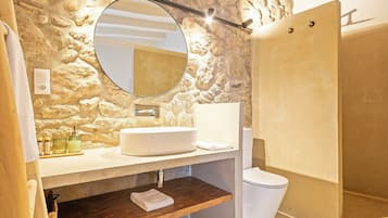 Standaard kamer | Badkamer | Een douche, handdoeken, zeep, toiletpapier