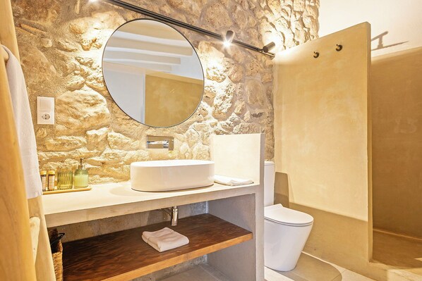 Standard Room | Bathroom | Shower, towels, soap, toilet paper - CAN SAFRA (La Pera)