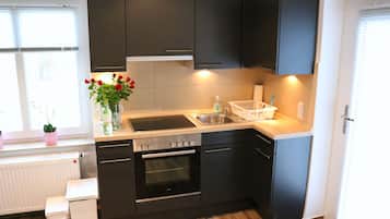 Kühlschrank, Ofen, Herdplatte, Wasserkocher mit Kaffee-/Teezubehör