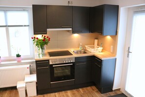 Kjøleskap, ovn, kokeplater og kaffetrakter/tekoker