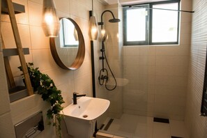 Deluxe Apartment, Lake View | Bathroom - Diamond View Apartments (Constanta)