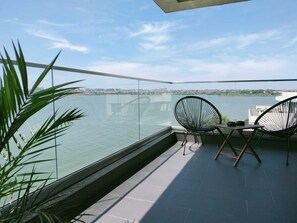 Apartamento luxo, vista para o lago | Terraço/pátio