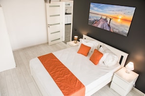 Lägenhet Deluxe - sjöutsikt | 1 sovrum, sängtillbehör av högsta kvalitet och memory foam-madrasser