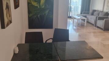 Apartamento, 2 quartos, vista para o mar | Escrivaninha, cortinas blackout, Wi-Fi de cortesia, roupa de cama