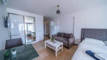 Estudio Deluxe | Zona de estar | Televisión de 32 pulgadas con canales por satélite