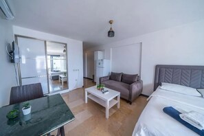 Estudio Deluxe | Zona de estar | Televisión de 32 pulgadas con canales por satélite