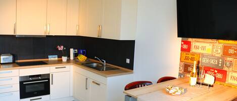 Fridge, oven, stovetop, dishwasher